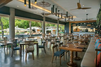 El Mangroove Papagayo, Autograph Collection