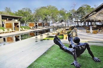 El Mangroove Papagayo, Autograph Collection