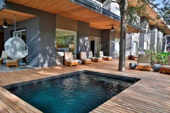 El Mangroove Papagayo, Autograph Collection