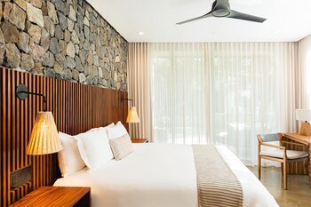 El Mangroove Papagayo, Autograph Collection