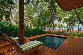 El Mangroove Papagayo, Autograph Collection