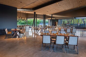 El Mangroove Papagayo, Autograph Collection