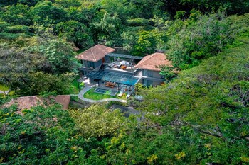 El Mangroove Papagayo, Autograph Collection