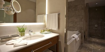 Crowne Plaza Istanbul - Oryapark by IHG galeri fotoğrafı
