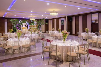 Golden Prince Hotel And Suites