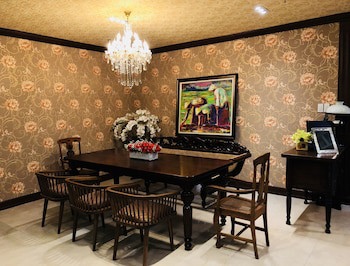 Golden Prince Hotel And Suites
