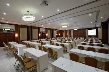 Golden Prince Hotel And Suites