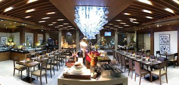 Golden Prince Hotel And Suites