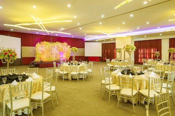Golden Prince Hotel And Suites