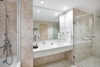 Golden Prince Hotel And Suites
