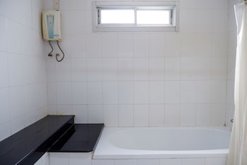 18 Coins Budget Hotel