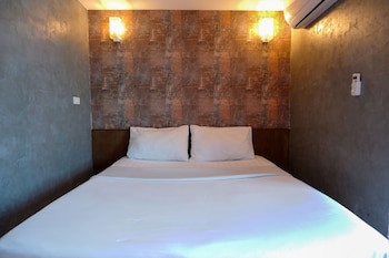 18 Coins Budget Hotel