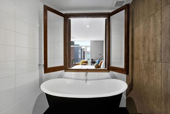 King And Queen Hotel Suites