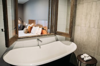 King And Queen Hotel Suites