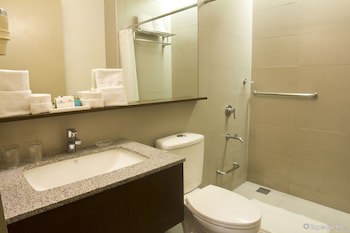 Microtel By Wyndham Acropolis