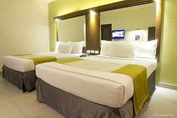 Microtel By Wyndham Acropolis