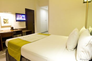 Microtel By Wyndham Acropolis