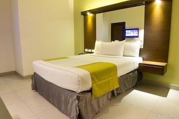 Microtel By Wyndham Acropolis