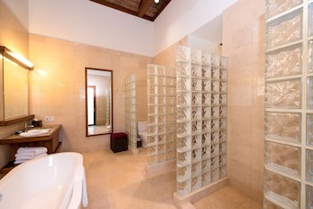 Las Verandas Hotel & Villas