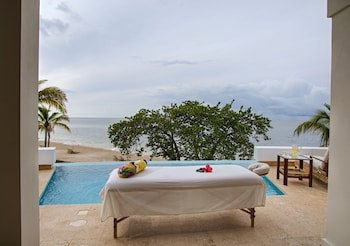 Las Verandas Hotel & Villas