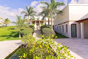 Las Verandas Hotel & Villas
