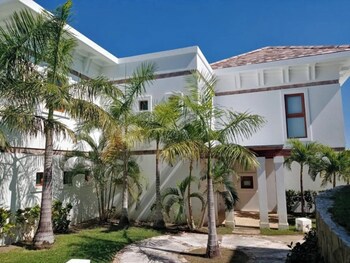 Las Verandas Hotel & Villas