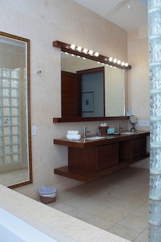 Las Verandas Hotel & Villas