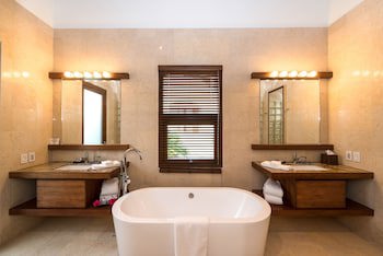 Las Verandas Hotel & Villas