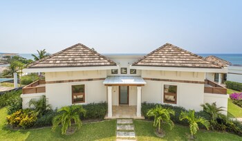 Las Verandas Hotel & Villas