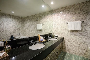 Benviar Tonson Residence