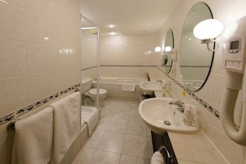 Three Queens Hotel