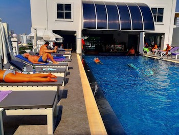 Flipper House Hotel