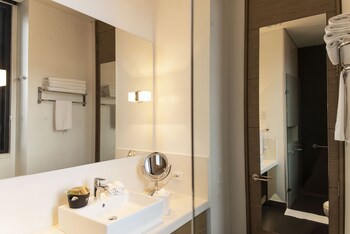 8010 Urban Living Luxury Home Experiences.