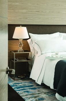 8010 Urban Living Luxury Home Experiences.