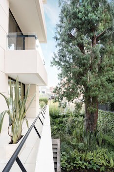 8010 Urban Living Luxury Home Experiences.