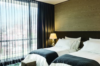 8010 Urban Living Luxury Home Experiences.