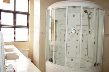 Owu Crown Hotel