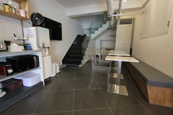 B My Guesthouse - Hostel