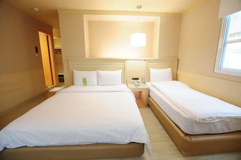 Kindness Hotel Liouhe Night Market Zhongzhen