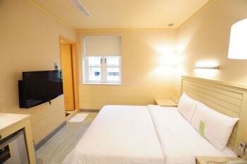 Kindness Hotel Liouhe Night Market Zhongzhen
