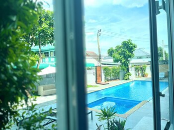 Crystal Suites Suvarnabhumi Airport