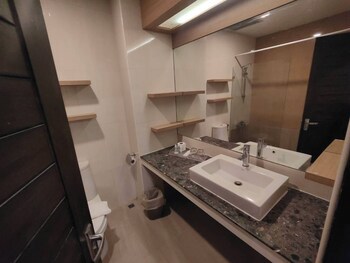Crystal Suites Suvarnabhumi Airport
