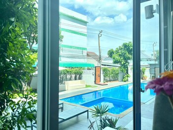 Crystal Suites Suvarnabhumi Airport