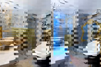 Elegance East Hotel - Boutique Class