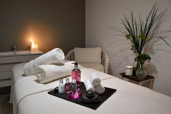 Island Luxurious Suites Hotel