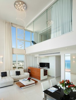 Island Luxurious Suites Hotel