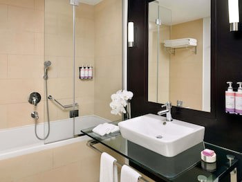 Movenpick Hotel Jumeirah Lakes Towers galeri fotoğrafı