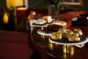Horse And Jockey Hotel