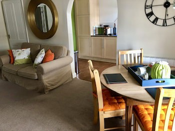 Fayvan Apartments