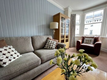 Fayvan Apartments